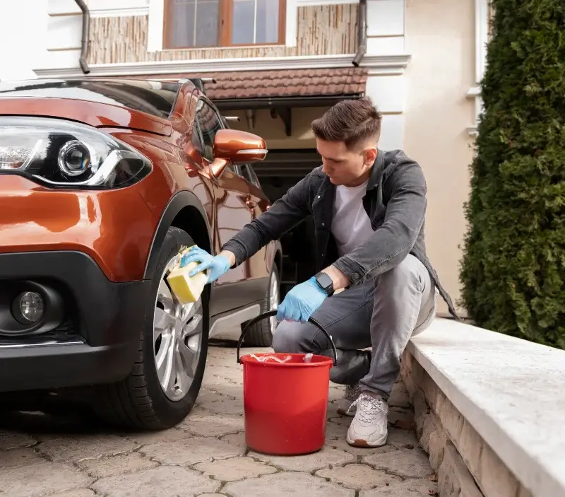 Lavage auto à domicile Bailly-Romainvilliers : professionnel intervenant sur un véhicule